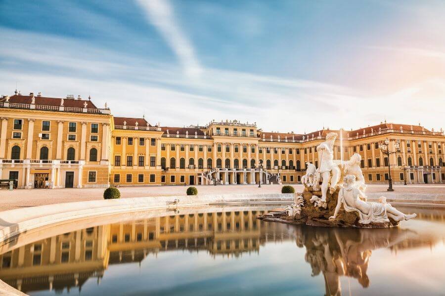 Schönbrunn Palace, Yellow Palace, forecourt, fountain