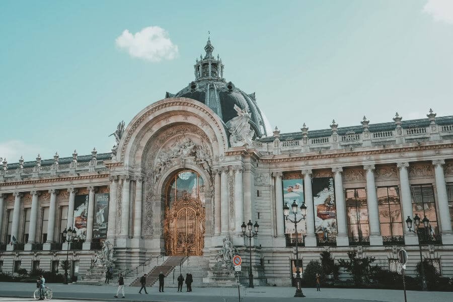 Petit Palais, concrete building with intricate design and golden gates - Paris on a budget. A 1 day guide for only €50